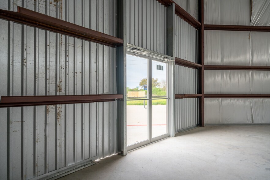 More Photos Of 6424 Queenston Blvd, Houston Light Distribution For Sale
