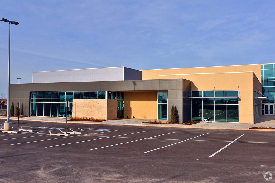 More Photos Of 201 S Sara Rd, Mustang Hospital For Lease