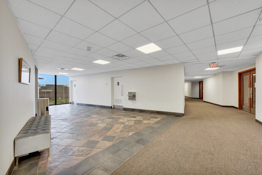 More Photos Of 800 Enterprise Dr, Oak Brook Office For Sale