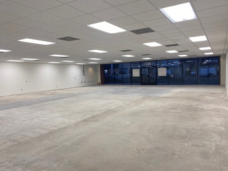 More Photos Of 17636 Chatsworth St, Granada Hills Storefront For Lease