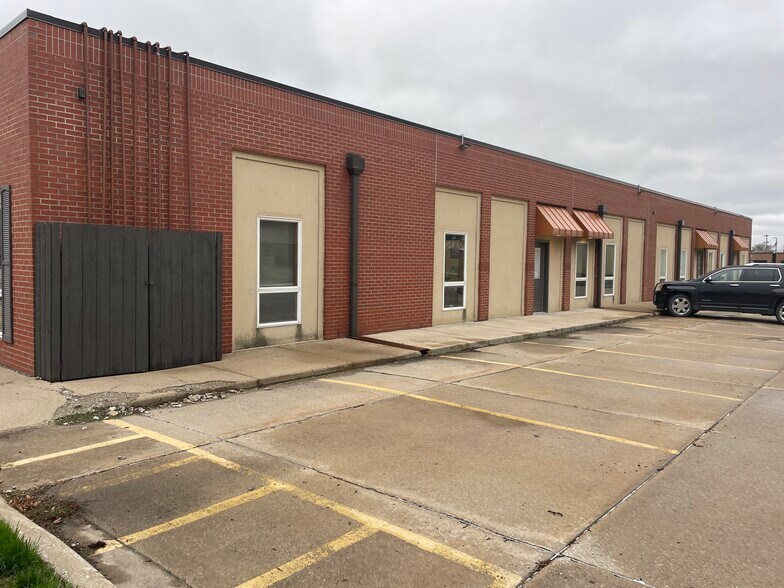 More Photos Of 1201 W College St, Liberty Office For Lease