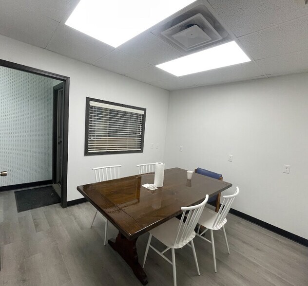 More Photos Of 149 S 40th St, Springdale Showroom For Lease