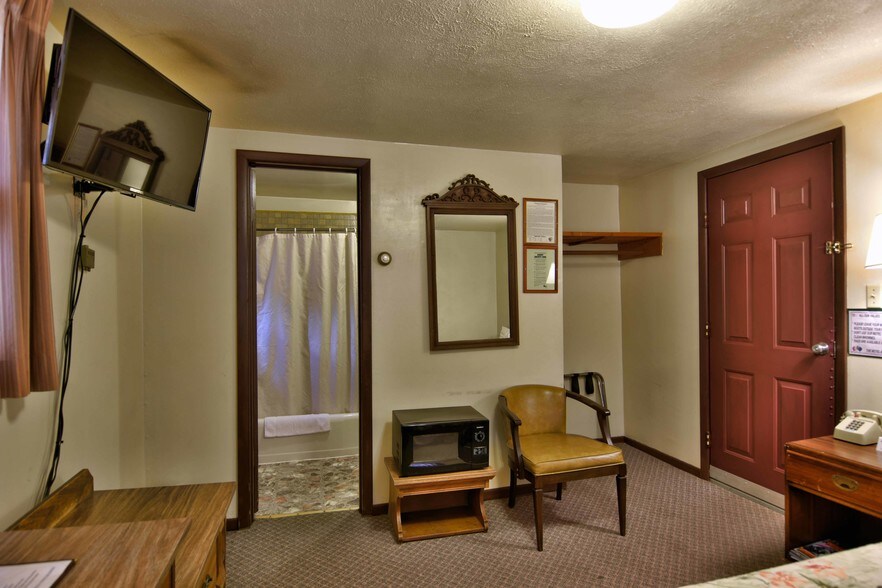More Photos Of 100 Silver St, Hurley Hotel For Sale
