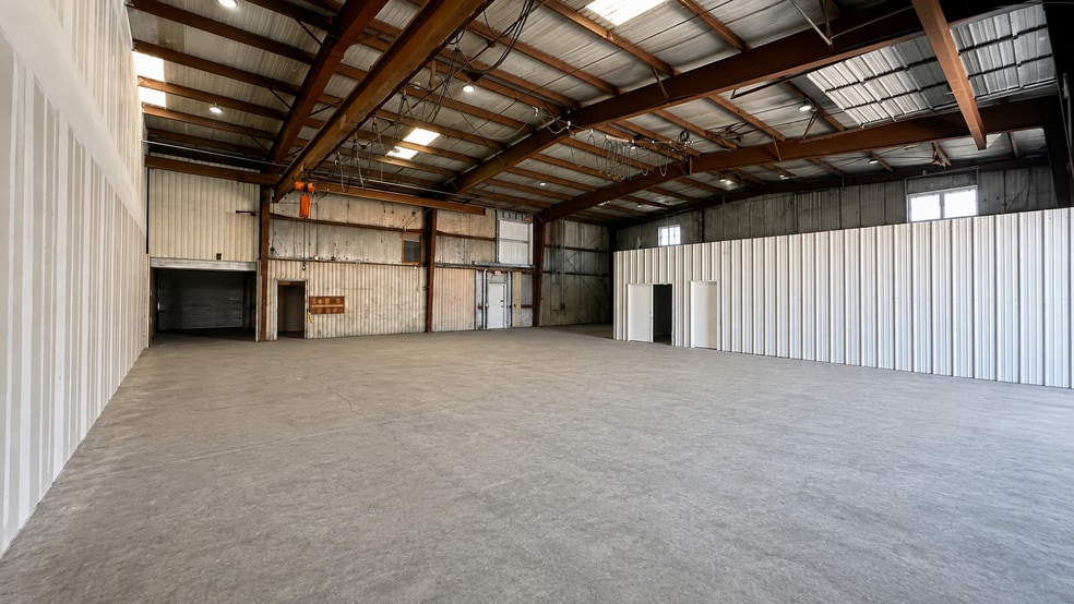 More Photos Of 10041 E 52nd St, Tulsa Manufacturing For Lease