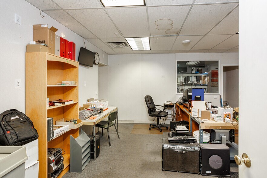 More Photos Of 835 SE 17th Ave, Portland Office For Sale
