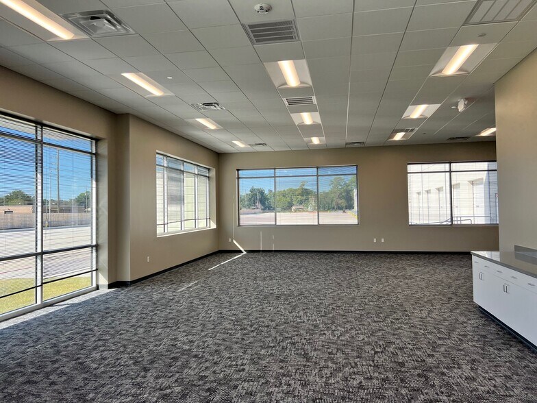 More Photos Of 16615 North Fwy, Houston Distribution For Sale