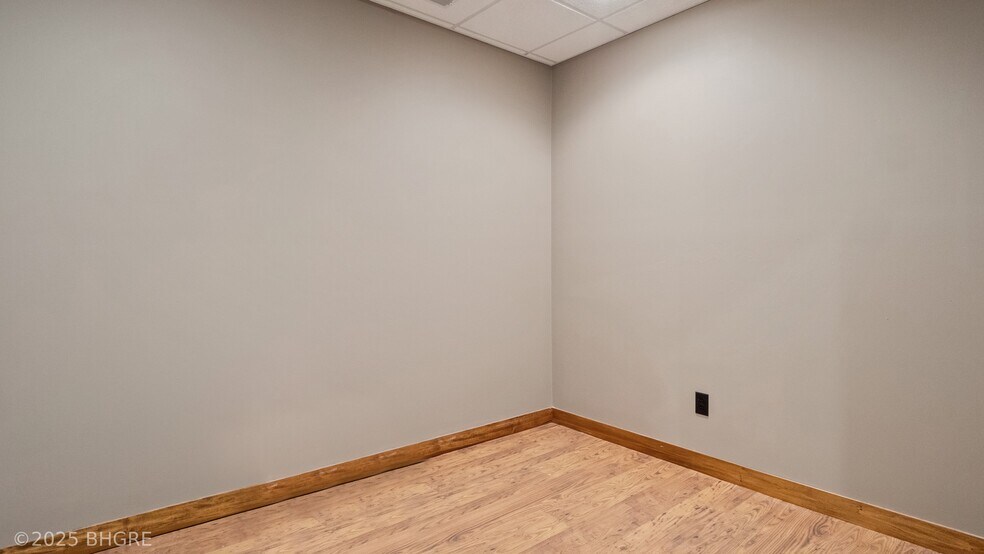 More Photos Of 202 S 9th St, Indianola Storefront For Sale