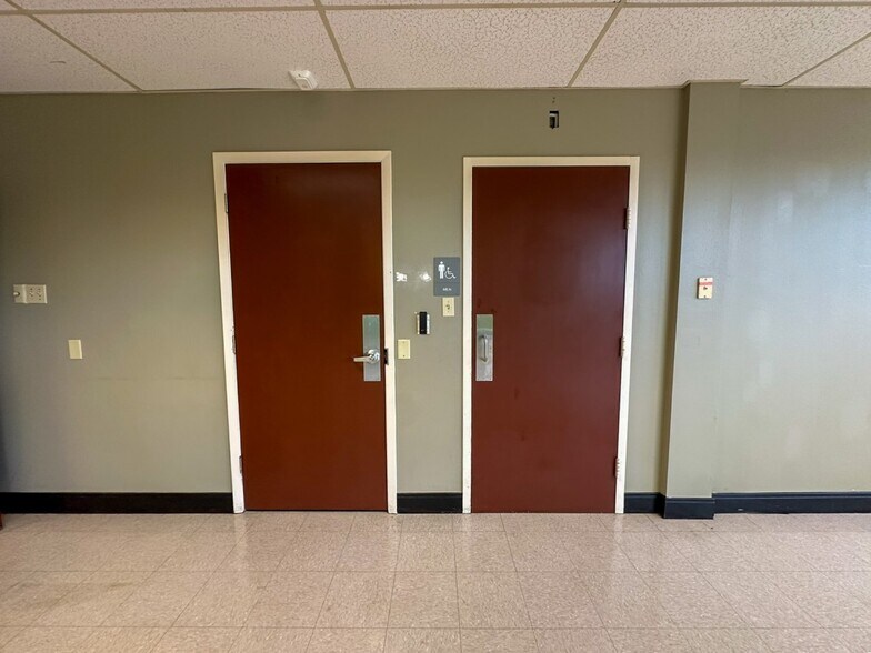 More Photos Of 806 Willowcreek Dr, Jacksonville Warehouse For Lease