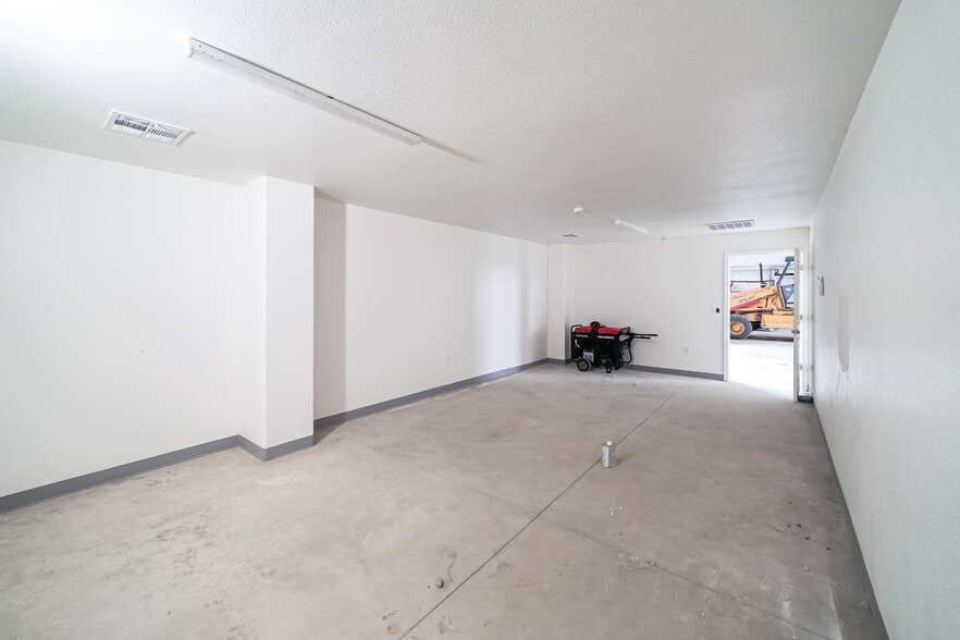 More Photos Of 2330 E Kaviland Ave, Fresno Light Manufacturing For Sale