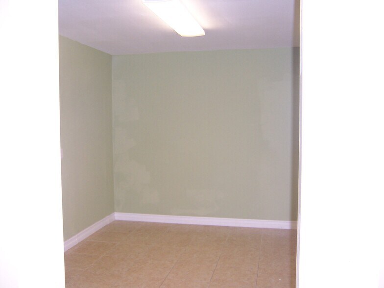 More Photos Of 18546 Sherman Way, Reseda Office For Lease