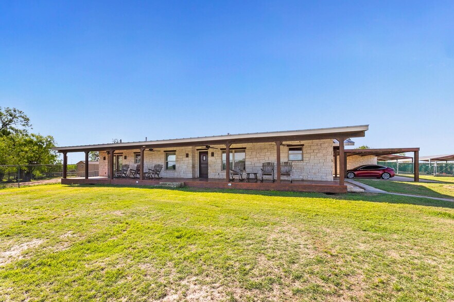 More Photos Of 5800 Curran Dr, Von Ormy Veterinarian Kennel For Sale