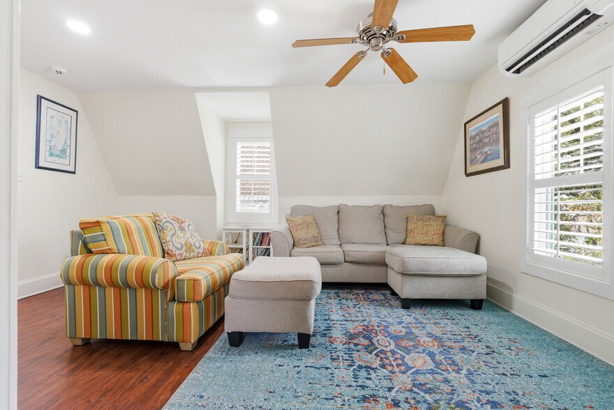 More Photos Of 119 N Davis St, Southport Hospitality For Sale