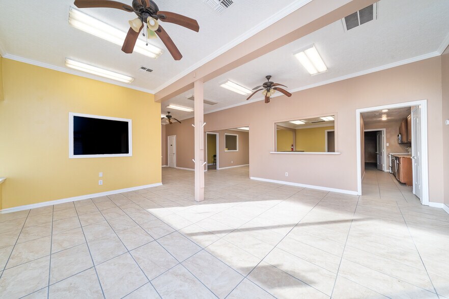 More Photos Of 3215 N Main St, Baytown Light Distribution For Sale