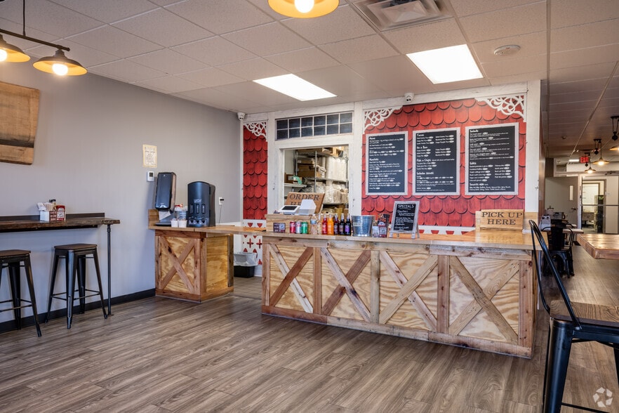 More Photos Of 25900 Greenfield Rd, Oak Park Office For Lease