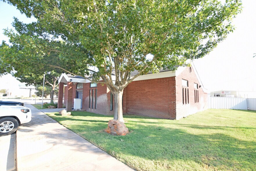 More Photos Of 327 SE Loop 338, Odessa Flex For Lease