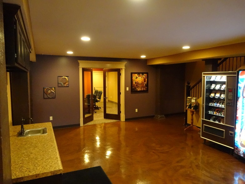 More Photos Of 435-437 E Main St, Greenwood Office For Lease