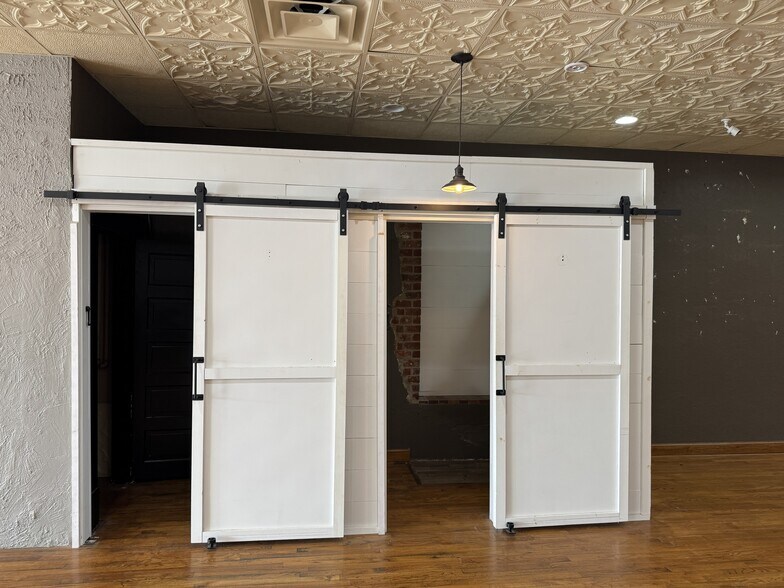 More Photos Of 419 W Main St, Yukon Storefront Retail Residential For Sale
