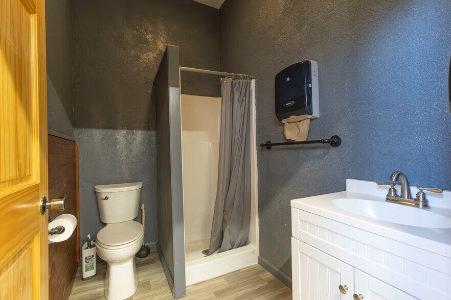 More Photos Of 535 W Reed St, Moberly General Retail For Sale