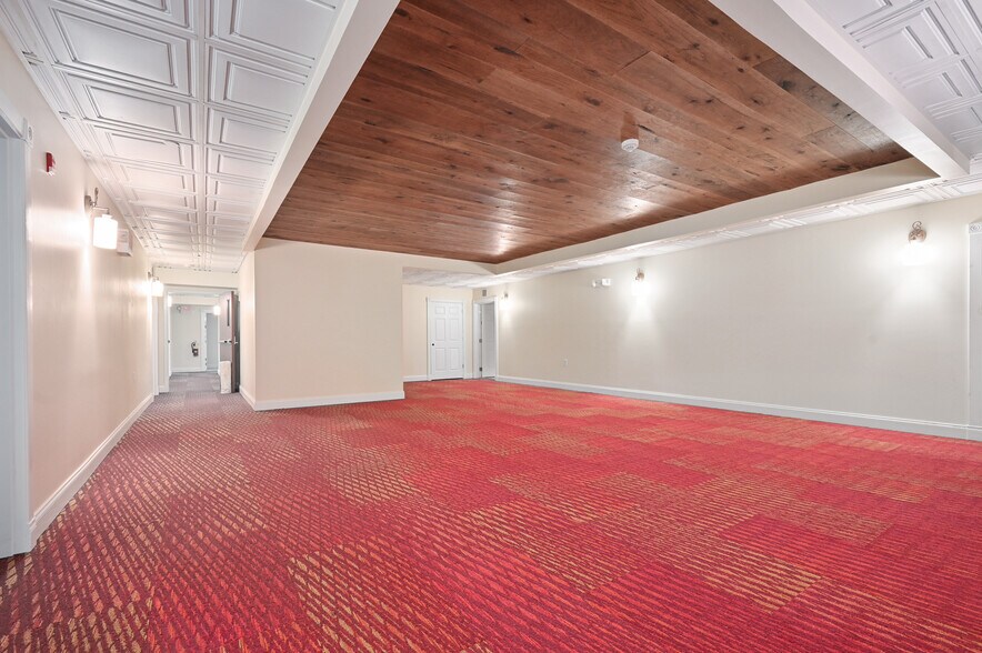 More Photos Of 56 Main St, Stamford Hotel For Sale