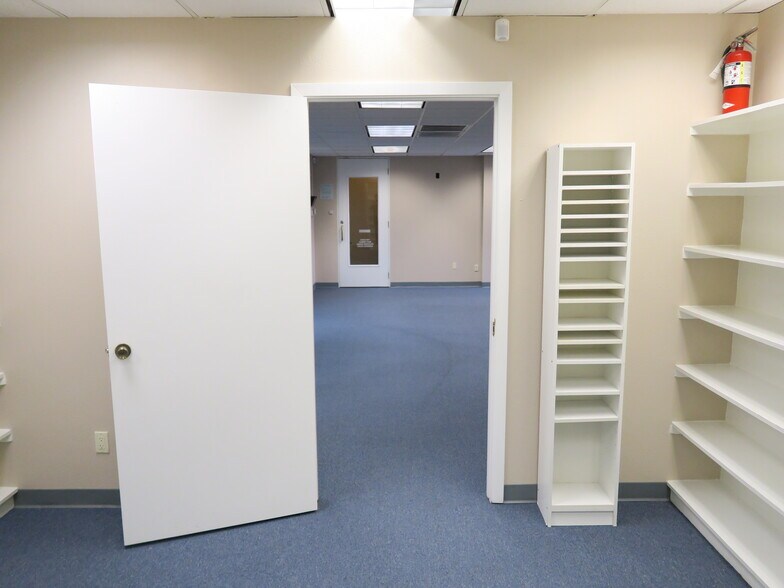 More Photos Of 5610-5613 Southwest Fwy, Houston Flex For Lease