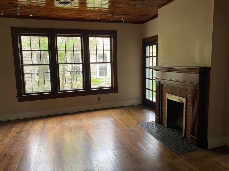 More Photos Of 404 N Gloster St, Tupelo Office For Lease