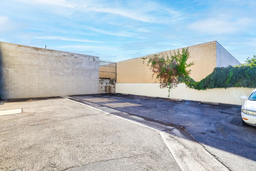 More Photos Of 1314 W 5th St, Santa Ana Office For Lease