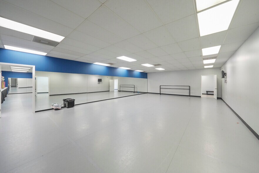 More Photos Of 25020 Oakhurst Dr, Spring Warehouse For Sale