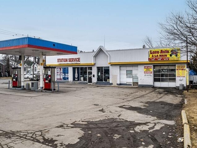 Primary Photo Of 16277 Rue Sherbrooke E, Montréal Service Station For Sale
