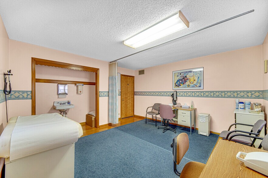 More Photos Of 2331 45th St, Highland Medical For Sale