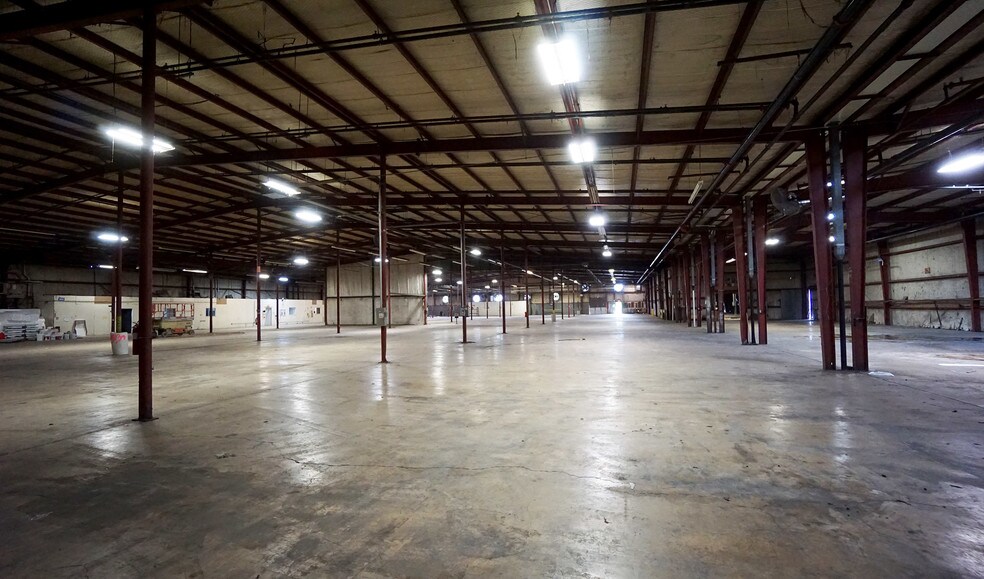 More Photos Of 601 W 2nd St, Taylor Warehouse For Lease
