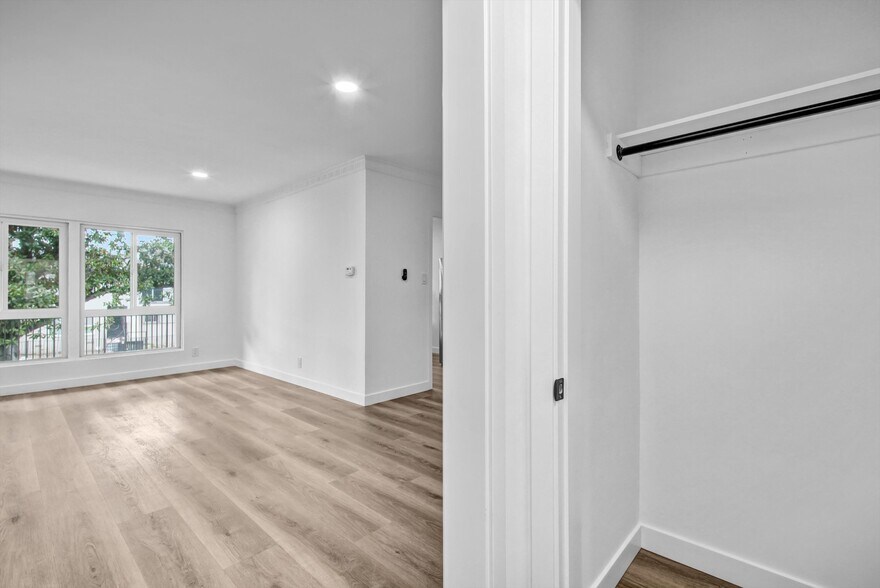 More Photos Of 4936 Coliseum St, Los Angeles Multifamily For Sale