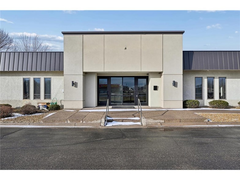 More Photos Of 700 Highway 55 E, Buffalo Office For Lease