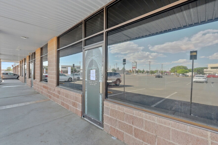 More Photos Of 9109 Dyer St, El Paso Storefront For Lease