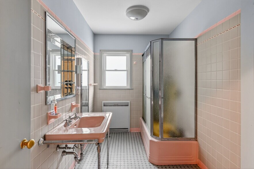 More Photos Of 111 Maiden Ln, Kingston Medical For Sale