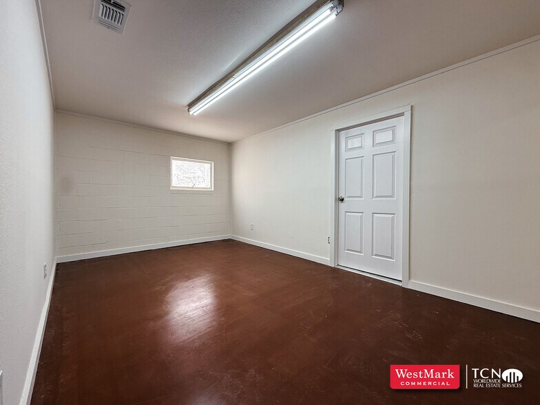 More Photos Of 2139 Baylor Dr, Lubbock Warehouse For Lease