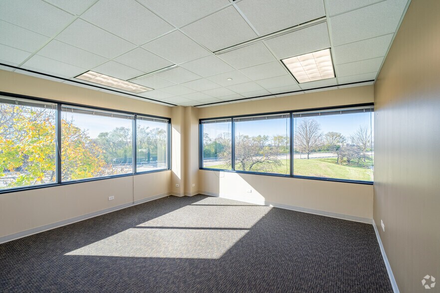 More Photos Of 387 Shuman Blvd, Naperville Medical For Lease