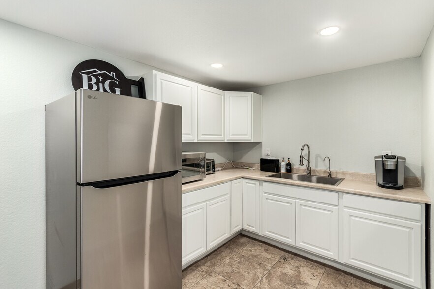 More Photos Of 727 N Swan Rd, Tucson Office For Sale