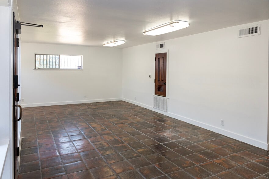 More Photos Of 307-311 Lombrano St, San Antonio Warehouse For Sale