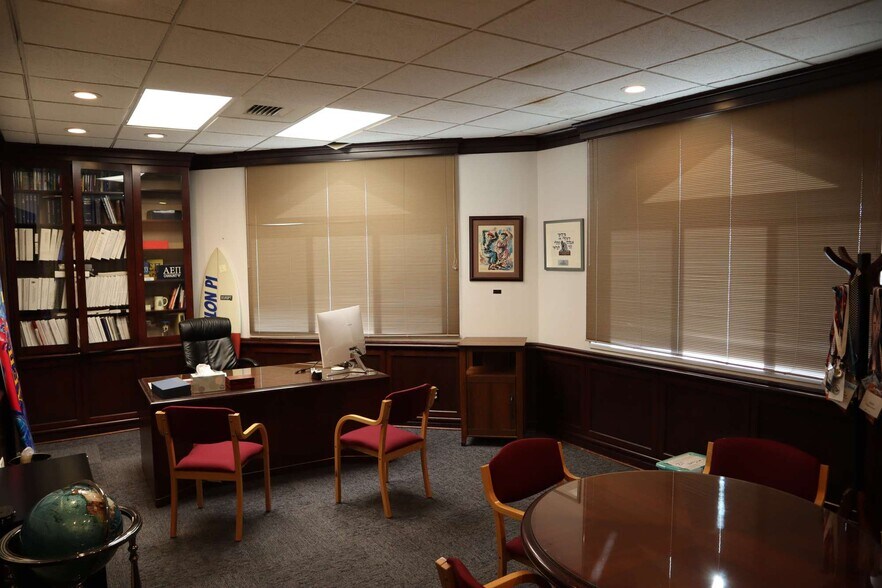 More Photos Of 8815 Wesleyan Rd, Indianapolis Office For Sale