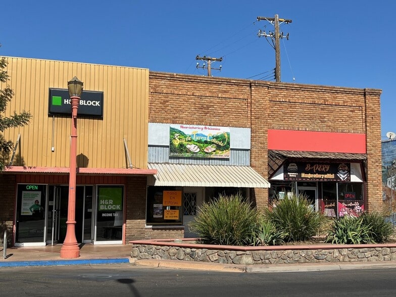 Primary Photo Of 125-133 W Tulare St, Dinuba Storefront For Lease