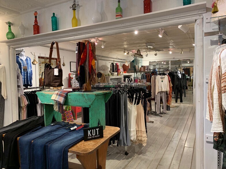 More Photos Of 130 W Gurley St, Prescott Storefront Retail Office For Lease