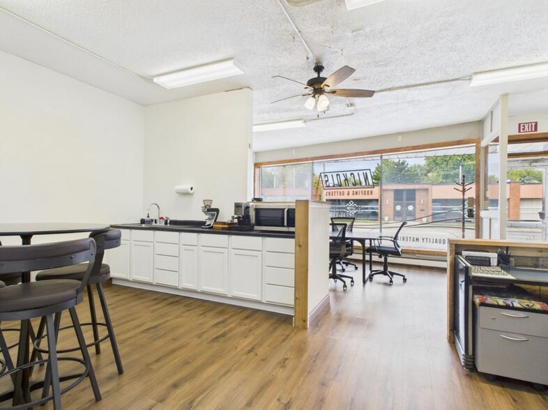 More Photos Of 415 W Wisconsin Ave, Appleton General Retail For Sale