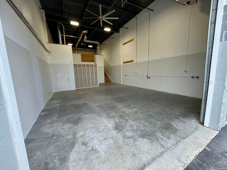 More Photos Of 17-4 NH-125, Kingston Service For Lease