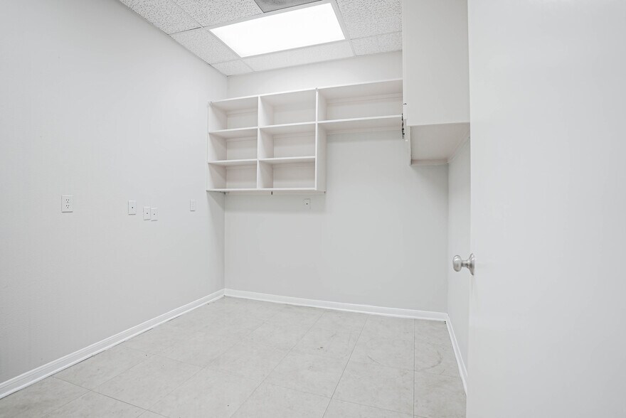 More Photos Of 14721 Pebble Bend Dr, Houston Medical For Lease