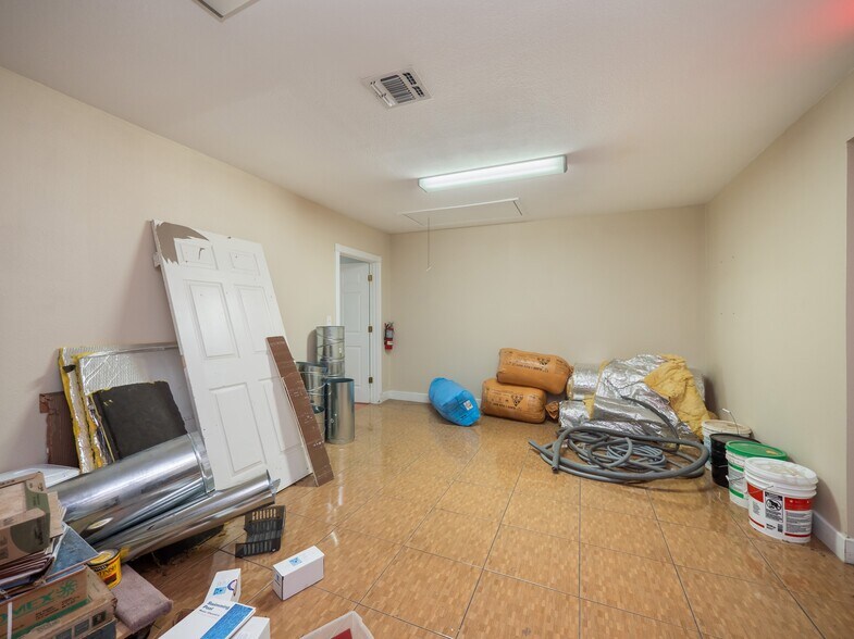 More Photos Of 318 W Byrd Blvd, Universal City Office For Sale
