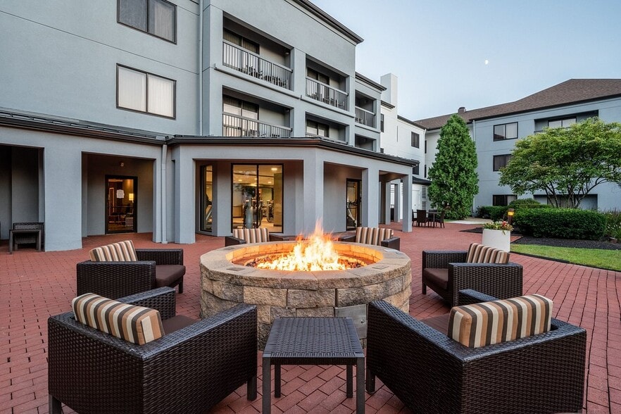 More Photos Of 2901 Airport Dr, Columbus Hotel For Sale