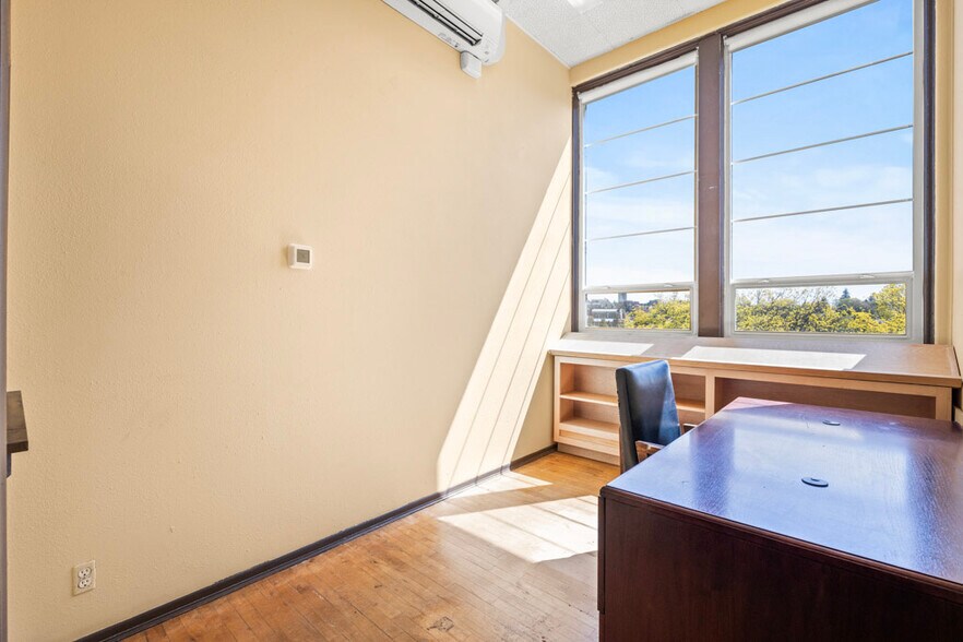 More Photos Of 115 NW State St, Pullman Loft Creative Space For Sale