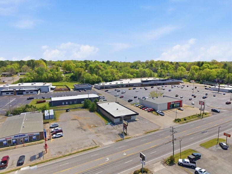 More Photos Of 1015 S Riverside Dr, Clarksville General Retail For Sale
