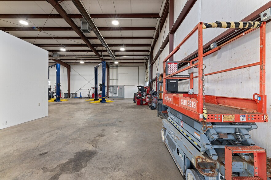 More Photos Of 6062-6068 Crater Lake Ave, Central Point Warehouse For Sale