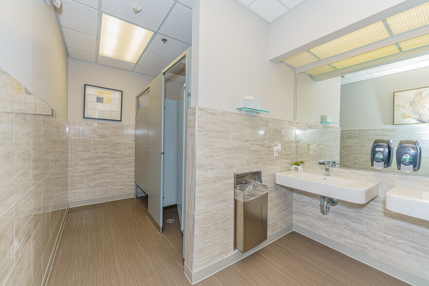 More Photos Of 10 Maxwell Dr, Clifton Park Medical For Lease